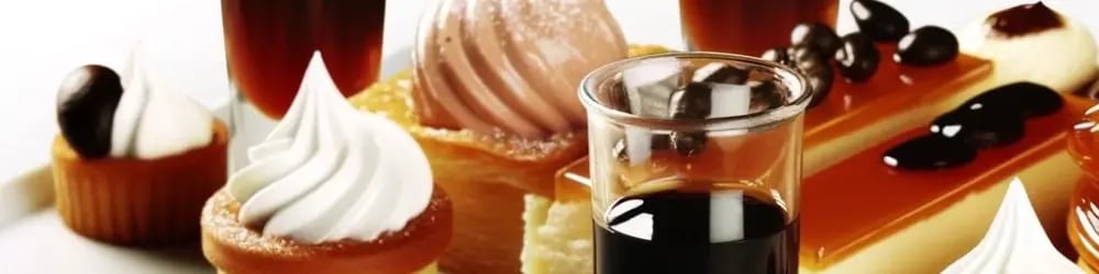 Kahve şuruplarının tatlılarla birlikte kahve sunumunda kullanımı