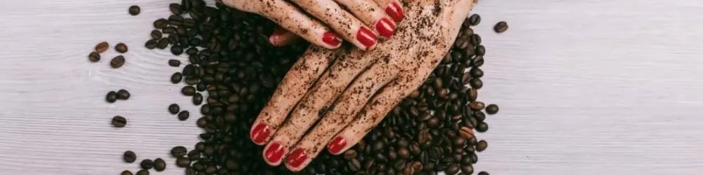 Kahve telvesinin cilt bakımındaki faydası için ellere sürülmesi
