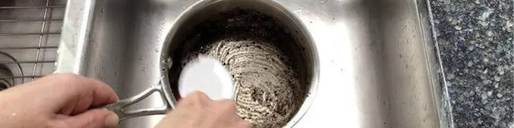 Kahve telvesinin faydalarından biri olan mutfak temizliğinde kullanımı