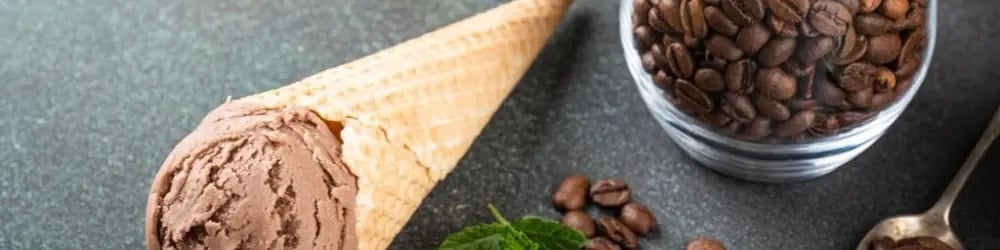 Kahve yanına yakışan tatlılardan kahveli dondurma külahı