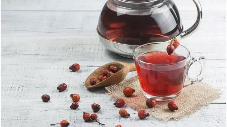 Kuşburnu çayının cam demlikte kuru kuşburnularla demlenmesi