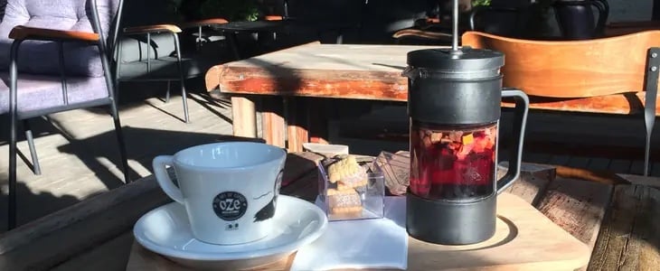 Meyve çayları ve faydaları için kafede French press'te meyve çayı