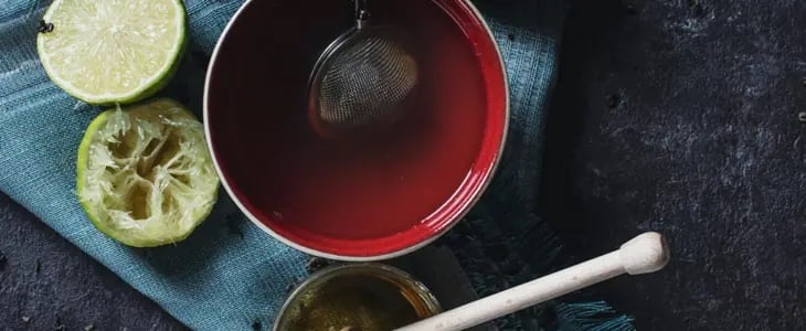 Meyve çayları ve faydaları için misket limonlu meyve çayı sunumu