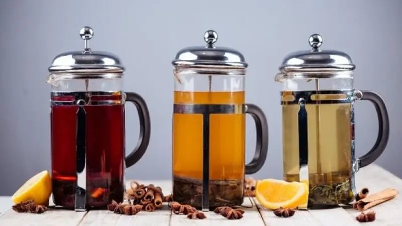 Kırmızı orman meyveleri çayı dâhil üç French press'te demlenen çaylar