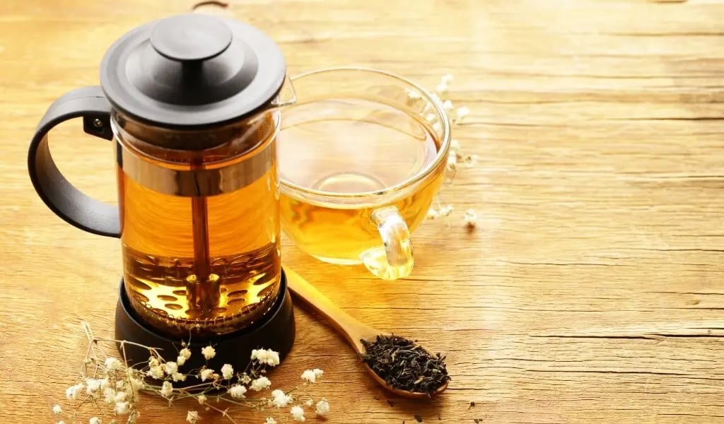 Papatya çayının French press içinde demlenmesi ve kuru çay yaprakları