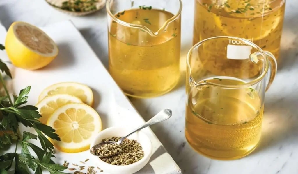 Rezene çayının cam sürahilerde limon ve rezene tohumuyla hazırlanışı