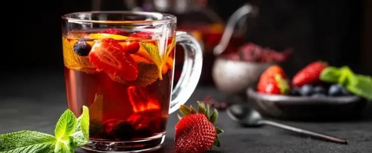 Kırmızı orman meyveleri çayı tarifi için çilekli sıcak meyve çayı
