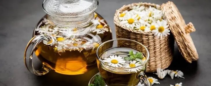 Evde yapılabilecek sıcak içecek tariflerinden cam demlikte papatya çayı