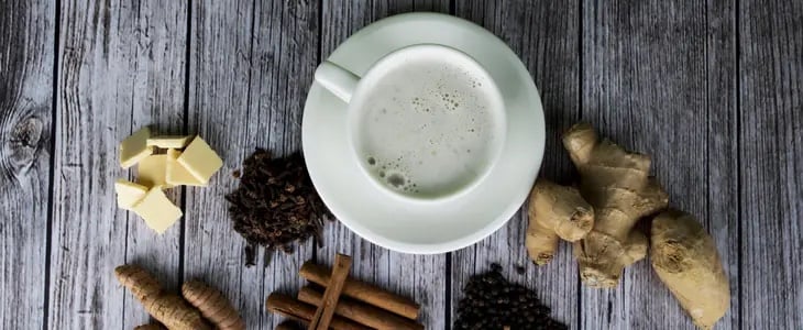 Chai tea latte tarifi için baharatlar eşliğinde sütlü sıcak içecek