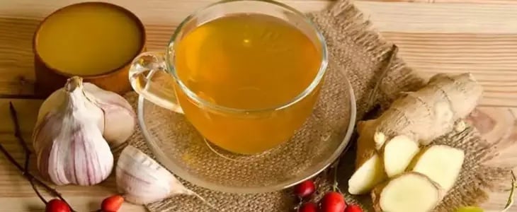 Evde yapılabilecek sıcak içecek tariflerinden zencefilli sarımsaklı içecek