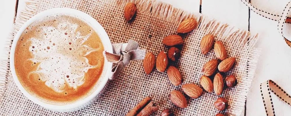Soğuk kahve tarifleri yanında badem eşliğinde köpüklü kahve