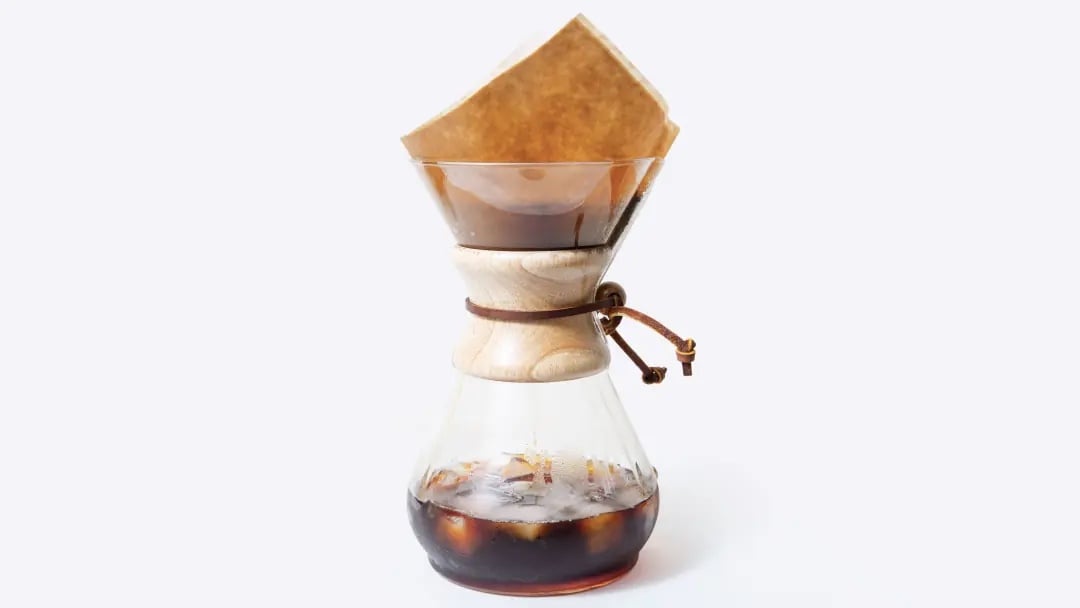 Cold drip tarifi için cam ekipmanla hazırlanan soğuk demleme kahve
