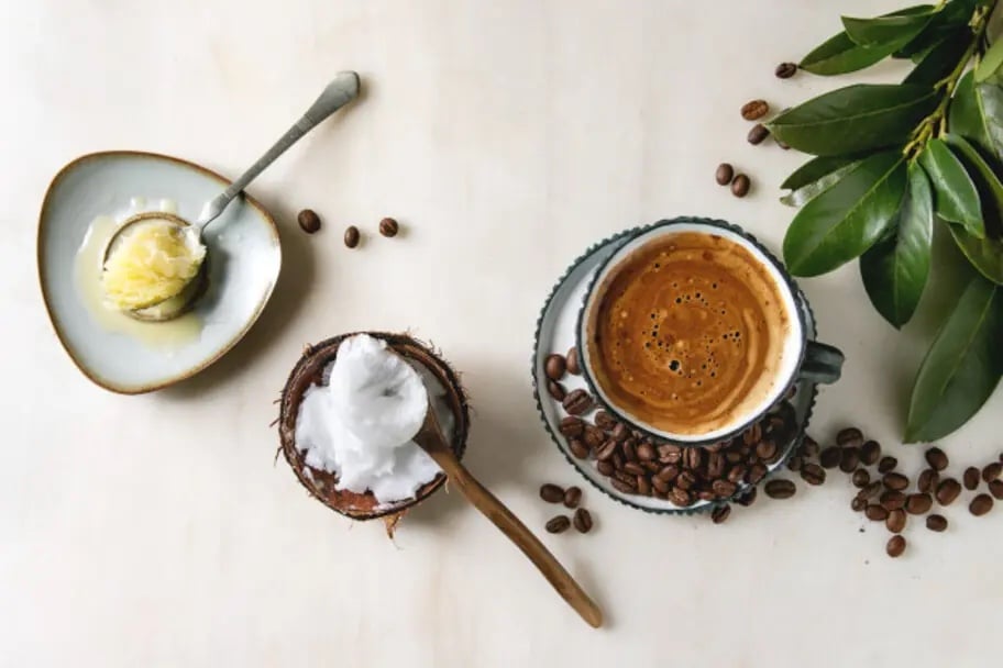Soğuk kahve tarifleri için hindistan cevizi yağı ve espresso fincanı