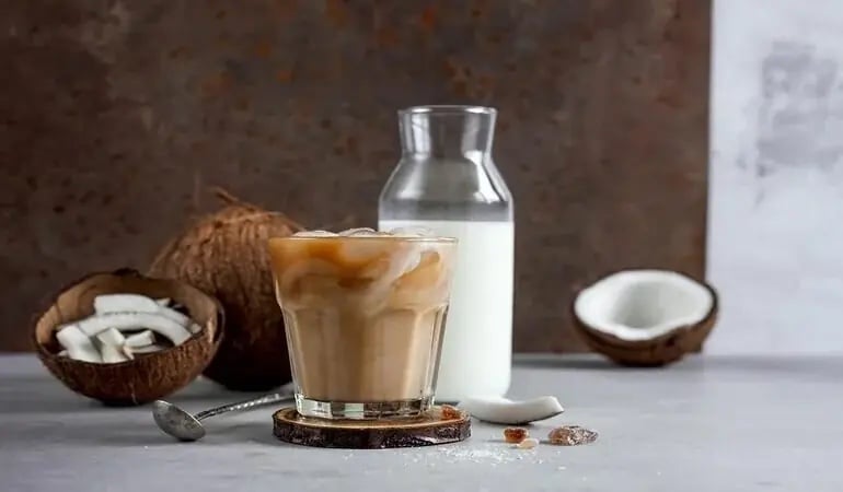 Evde yapılabilecek soğuk kahve tariflerinden hindistan cevizli buzlu latte