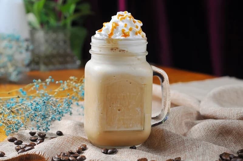 Evde yapılabilecek soğuk kahve tariflerinden kavanozda karamelli frappe