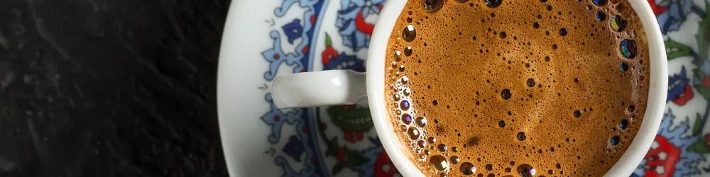 Sütlü kahve alternatifi olarak desenli fincanda köpüklü Türk kahvesi