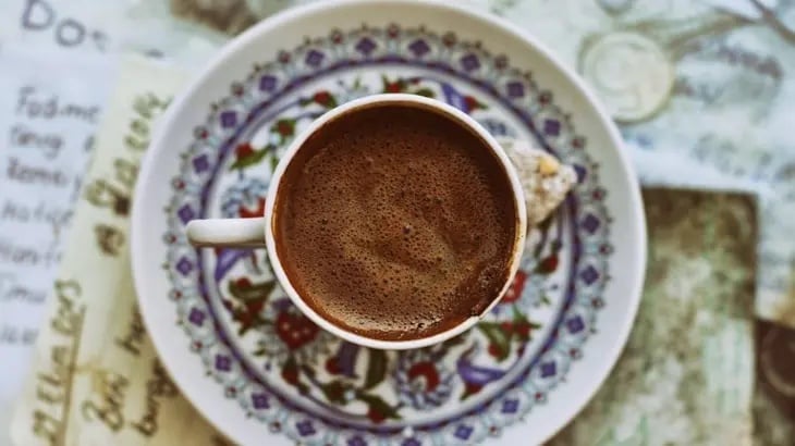 Yumuşak içimli kahve alternatifi olarak süslü fincanda Türk kahvesi