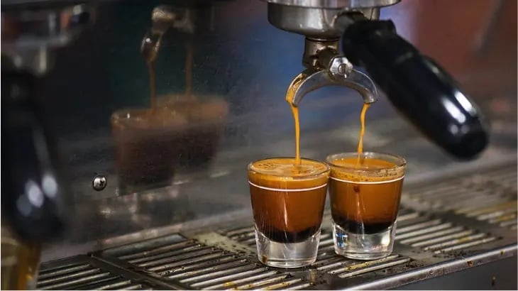 Yumuşak içimli kahve için espresso makinesinden akan taze kahve