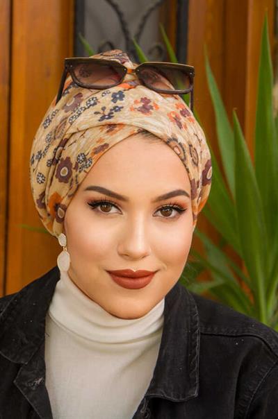 Bej Kahve Çiçekli Çapraz Bantlı Dolgulu Bone