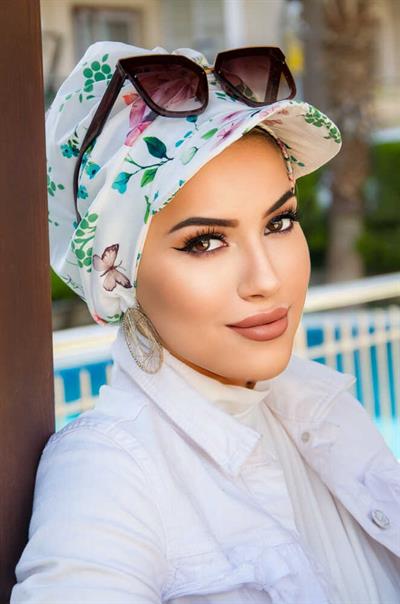 Beyaz Çiçek Desenli Şapka Bone