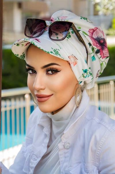 Beyaz Çiçek Desenli Şapka Bone