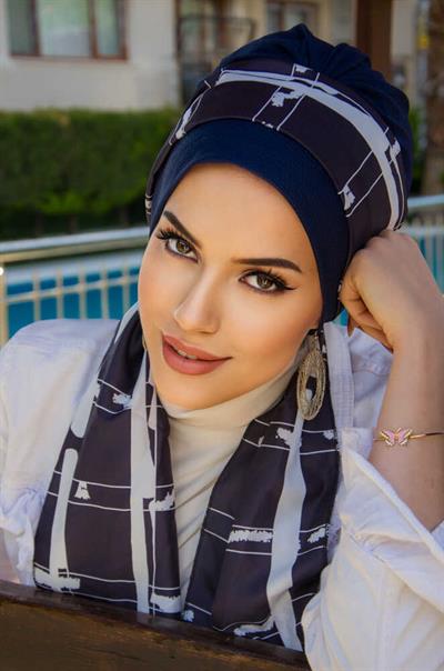 Beyaz Lacivert Geometrik Desen Fularlı Bone