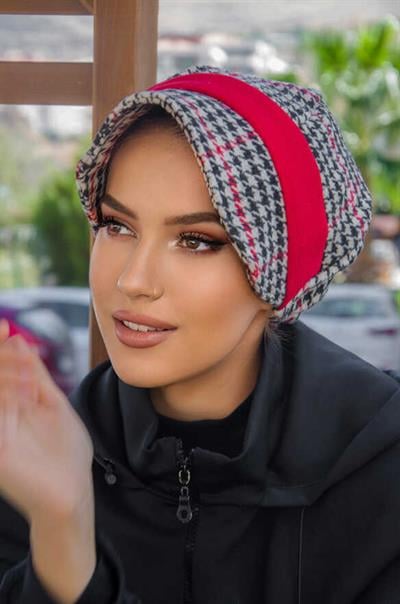 Kırmızı Kazayağı Garnili Şapka Bone