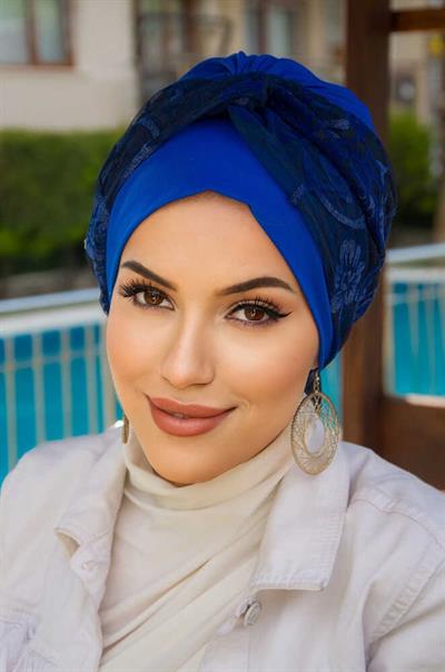 Saks Mavi Çiçek Desen Burgu Bantlı Bone