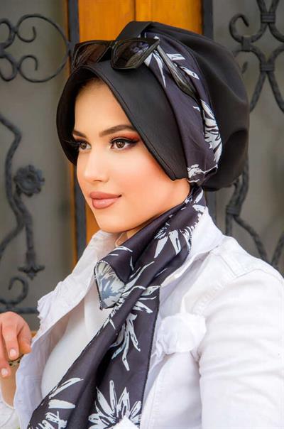 Siyah Beyaz Çiçek Desenli Şapka Bone