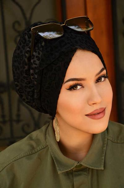 Siyah Kabartma Çapraz Bantlı Dolgulu Bone