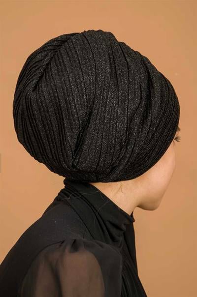 Siyah Pilise Çapraz Bantlı Dolgulu Bone