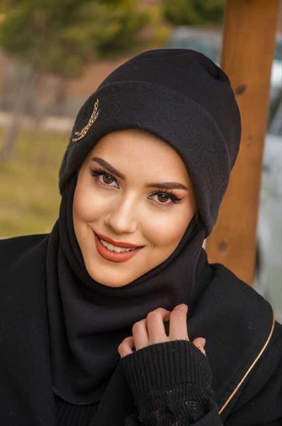 Siyah Zincirli Maskeli Bere