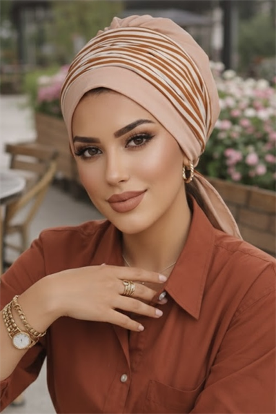 Bej Çizgi Desen Bantlı Bone