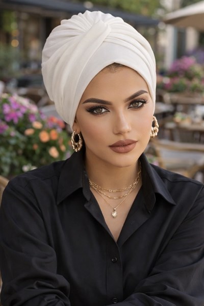 Beyaz Burgu Detaylı Bone