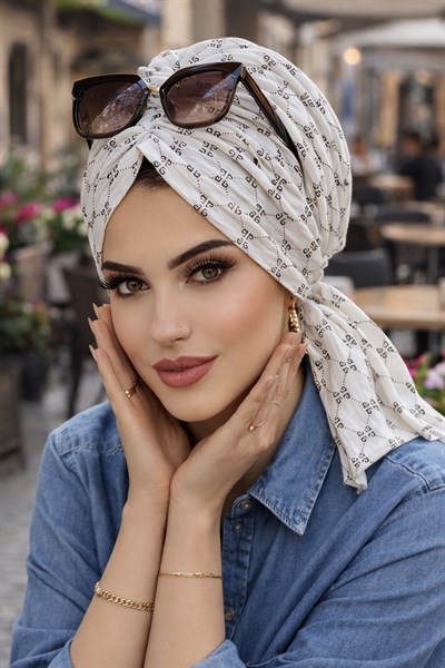 Beyaz Harf Desen Tokalı Bone