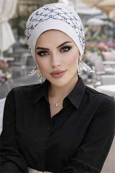 Beyaz Hat Desen Bantlı Hazır Bone