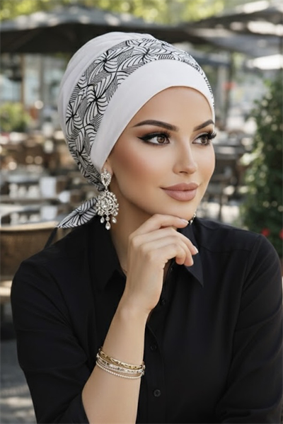Beyaz Siyah Spiral Desenli Bantlı Hazır Bone