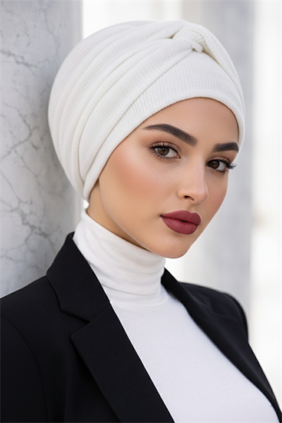 Beyaz Triko Fitilli Burgu Detaylı Bone