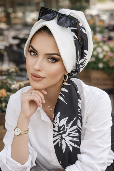 Beyaz YIldız Çiçek Desenli Şapka Bone