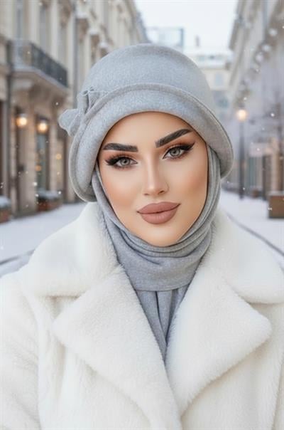 Gri Aksesuarlı Atkılı Vintage Şapka