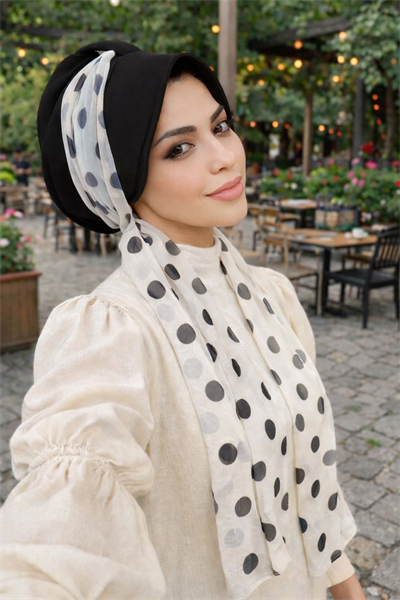 Siyah Puanlı Fularlı Şapka Bone