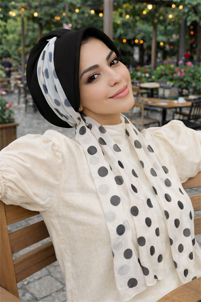 Siyah Puanlı Fularlı Şapka Bone