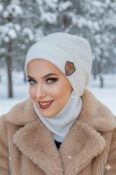 Kırık Beyaz Fitilli Armalı Maskeli Bere