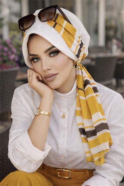 Kırık Beyaz Lacivert Çizgi Desen Fularlı Şapka