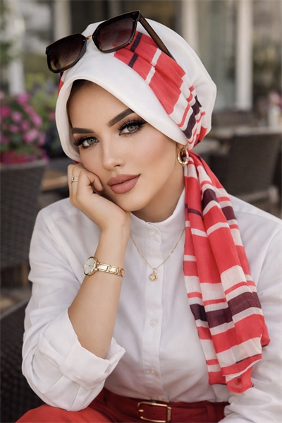 Kırık Beyaz Mercan Çizgi Desen Fularlı Şapka