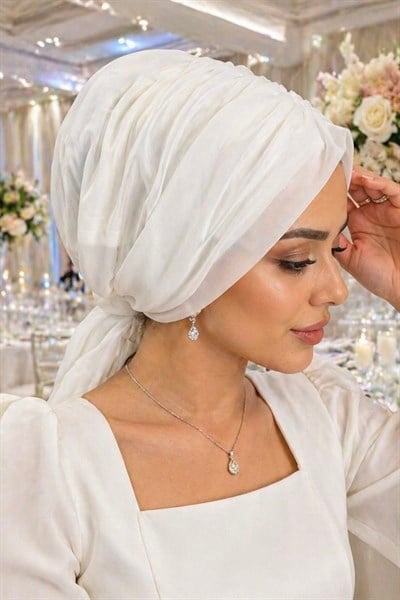 Kırık Beyaz Tül Abiye Tokalı Bone