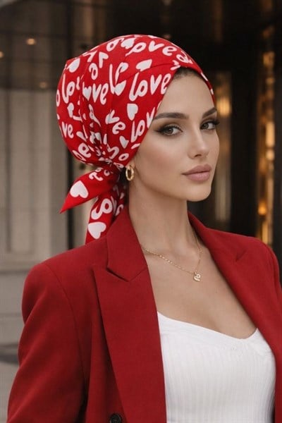 Kırmızı Beyaz Desenli Çapraz Bone