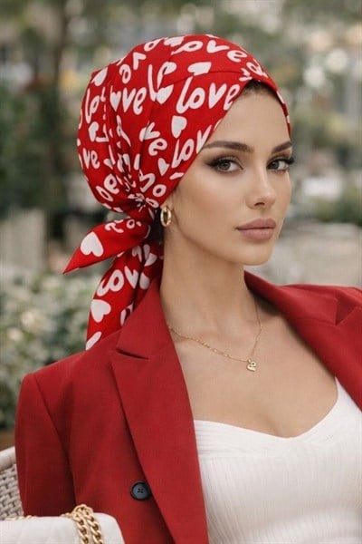 Kırmızı Beyaz Desenli Çapraz Bone