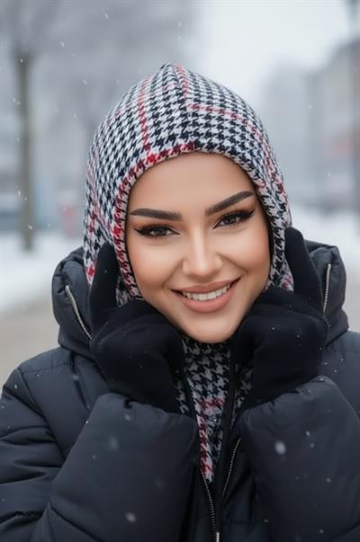 Kırmızı Kazayağı Bağcıklı Kapüşon Bone