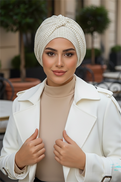 Krem Ajurlu Hazır Burgu Detaylı Bone